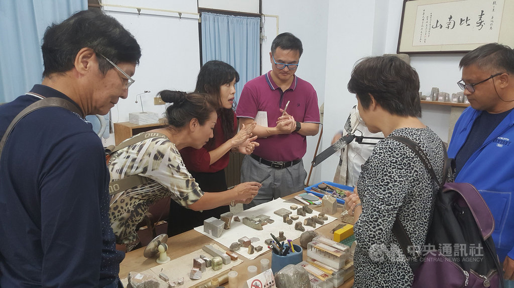 已故藝術家趙二呆(趙同和)的孫女趙頣(左3)31日表示,來自歐美等地的10名友人安排到澎湖旅遊,走訪多處景點並特別安排至「二呆藝館」,參訪阿公趙二呆生前在澎湖的各項創作。中央社 109年10年31日