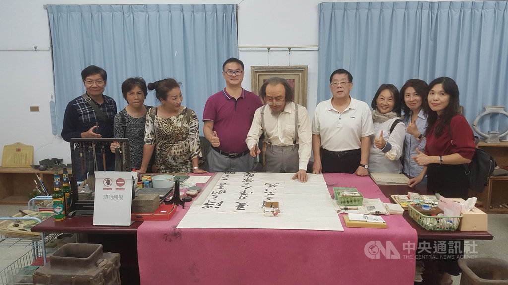 澎湖「二呆藝館」31日來了一群特別訪客,已故藝術家趙二呆(趙同和)的孫女趙頣(右)帶著來自歐美等地的友人到場參觀,趙頣親自導覽,也讓來訪友人感觸特別深。中央社 109年10年31日