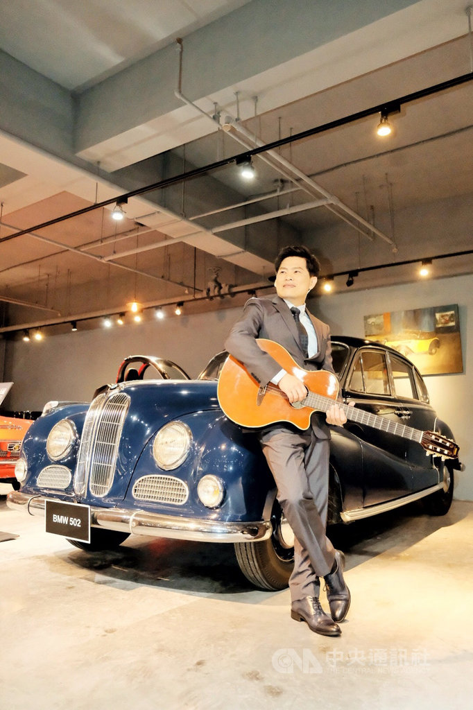拿下金曲獎最佳台語男歌手獎的50歲律師蘇明淵,鼓勵年輕人勇敢追夢,但也提醒要設「停損點」,他說,若真的忘不了夢想,20年後再回頭一樣來得及。中央社記者吳睿騏桃園攝 109年10月31日