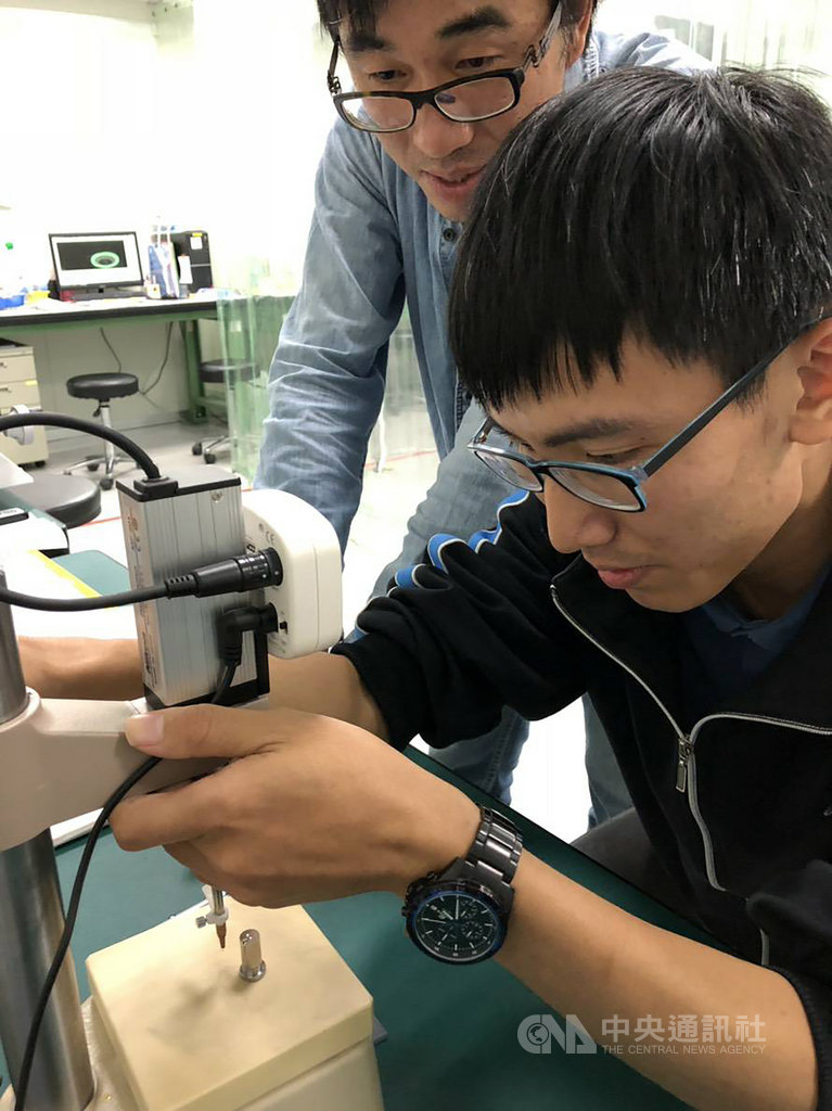 就讀彰化高中陳俊廷(右)畢業前先到工廠當學徒,決定不升學先去上班學技能,進入組裝量測儀的工廠任職,從局部構造組裝開始學習,逐步進階到組裝整個機台。(陳俊廷提供)中央社記者許秩維傳真 109年10月31日