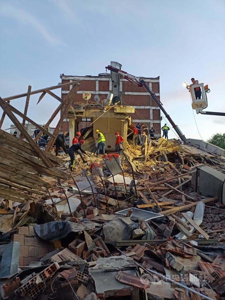 愛琴海地區30日發生規模7.0強震後,伊斯坦堡志工團體「搜救協會」(AKUT)在伊茲米爾省政府協調中心倒塌建物執行任務。(AKUT提供)中央社記者何宏儒安卡拉傳真 109年10月31日