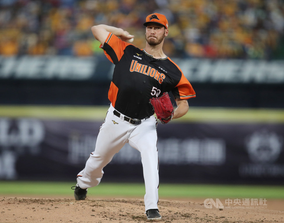 中華職棒7戰4勝制總冠軍賽(台灣大賽)31日在台中洲際棒球場正式開打,統一獅隊派出洋投布雷克(Brock Dykxhoorn)先發應戰。中央社記者張新偉攝 109年10月31日
