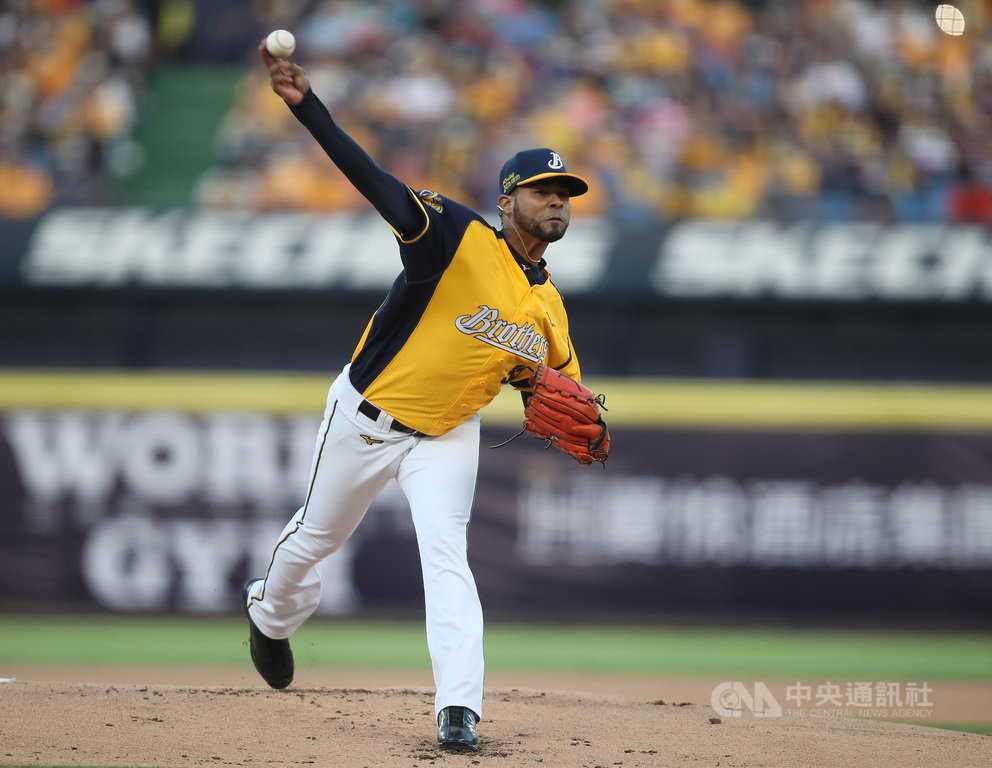 中華職棒7戰4勝制總冠軍賽首戰,31日在台中洲際棒球場開打,中信兄弟隊派出與統一獅隊對戰防禦率僅2.84的洋投羅傑斯(Esmil Rogers)先發。中央社記者張新偉攝 109年10月31日