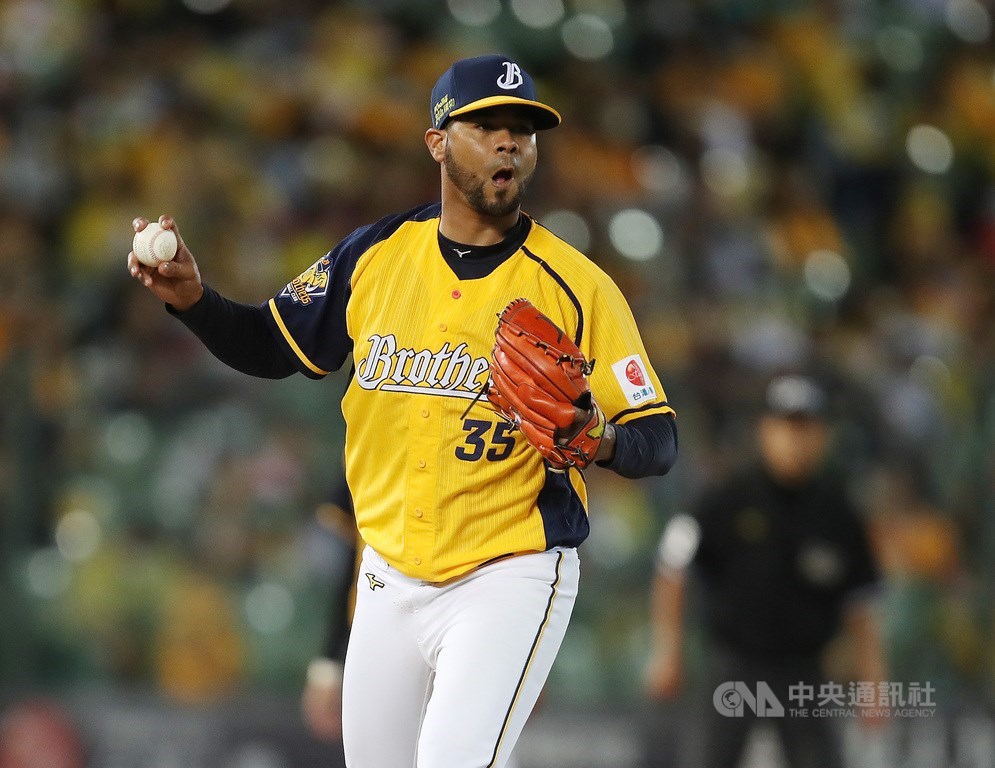 中華職棒7戰4勝制總冠軍賽首戰31日在台中洲際棒球場開打,中信兄弟先發投手羅傑斯(Esmil Rogers)(圖)6局上與統一獅打者陳傑憲纏鬥,單一打席用球數14球,破聯盟總冠軍賽紀錄。中央社記者張新偉攝 109年10月31日