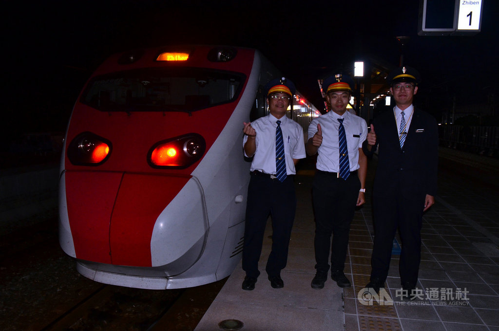 環島鐵路電氣化最後一哩路枋寮至知本將在12月底通車,鐵道局10月31日晚間至11月1日清晨密集試車,普悠瑪號列車緩緩地進入台東知本火車站,鐵道局工程人員開心地互相道賀,並與普悠瑪列車合照留下歷史性的一刻。中央社記者盧太城攝 109年11月1日