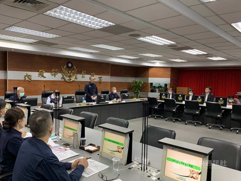 警政署2日召開全國連線「校園安全維護視訊會議」,會中全盤檢視各警察機關現行協助學校及周邊安全維護工作,署長陳家欽(站者)並要求「杜絕匿報 違者嚴懲」等5項策進作為。(警政署提供)中央社記者黃麗芸傳真 109年11月2日