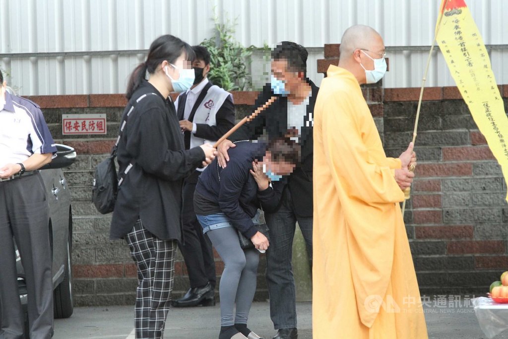 馬來西亞籍女大學生遭強擄殺害,女學生父母(後右、後右2)2日到台南歸仁警分局出席招魂儀式,女學生的母親全程止不住淚水。中央社記者楊思瑞攝 109年11月2日