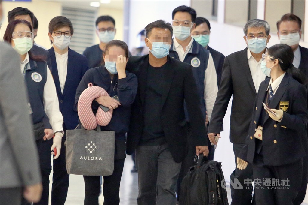 A Malaysian student surnamed Zhong from Evergreen University was killed.  The parents of Zhong's daughter (2 from front right) arrived in Taiwan on the night of day 1. The test result was confirmed negative before entering the country and sent south in a special vehicle for the epidemic prevention Reporter from the Wu Ruiqi Taoyuan Airport Central News Agency.  November 1, 109