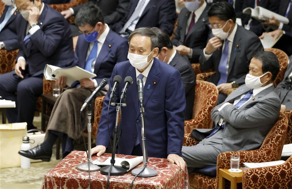 日本超人氣漫畫「鬼滅之刃」動畫電影上映17天便登上日本第10大賣座電影。首相菅義偉(前)2日在國會也幽默引用鬼滅之刃的台詞回答議員:「請讓我使用『全集中呼吸』答詢」。(共同社)