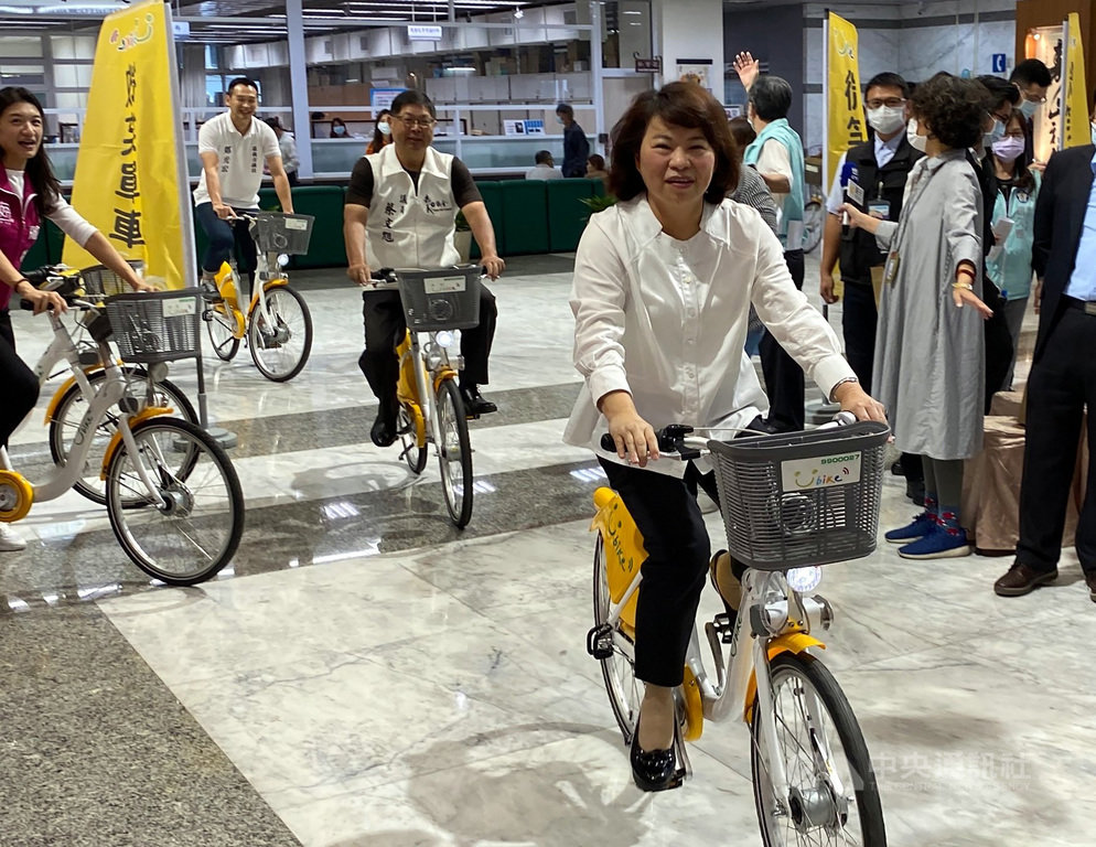嘉義市長黃敏惠(前)與微笑單車業者2日簽約合作,正式展開建置公共自行車計畫,將採用YouBike2.0系統,提供嘉義市50站、750輛單車,採1車1柱方式設置,黃敏惠並在市府中庭試騎。中央社記者黃國芳攝 109年11月2日
