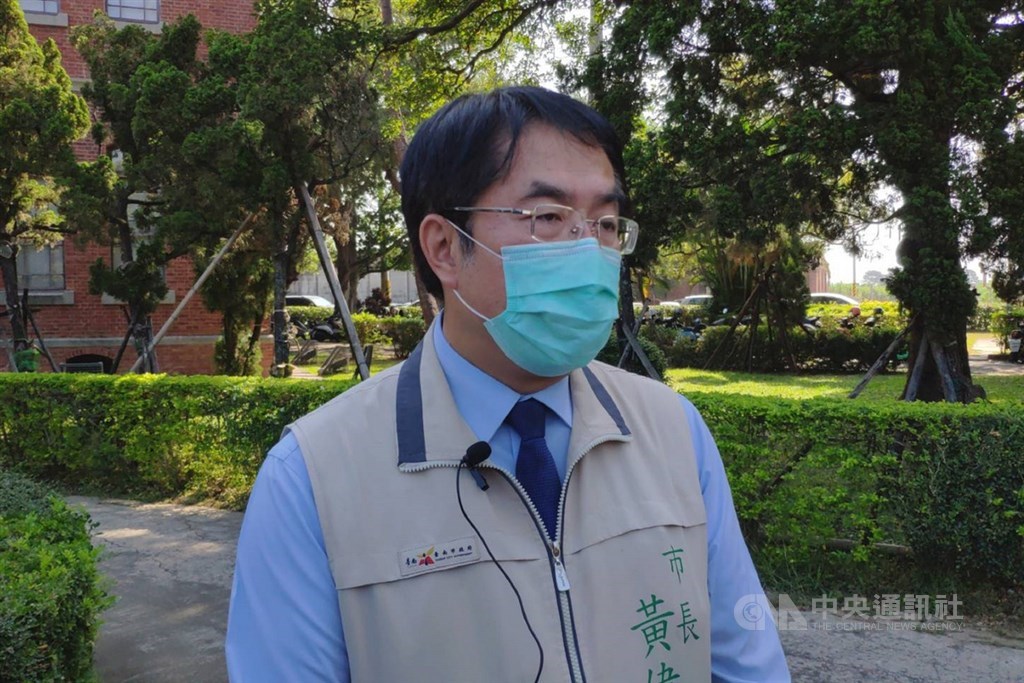 長榮大學一名馬來西亞籍女學生日前遭強擄遇害,台南市長黃偉哲(圖)3日再度致歉,他表示,身為市長應負起完全責任。(中央社檔案照片)