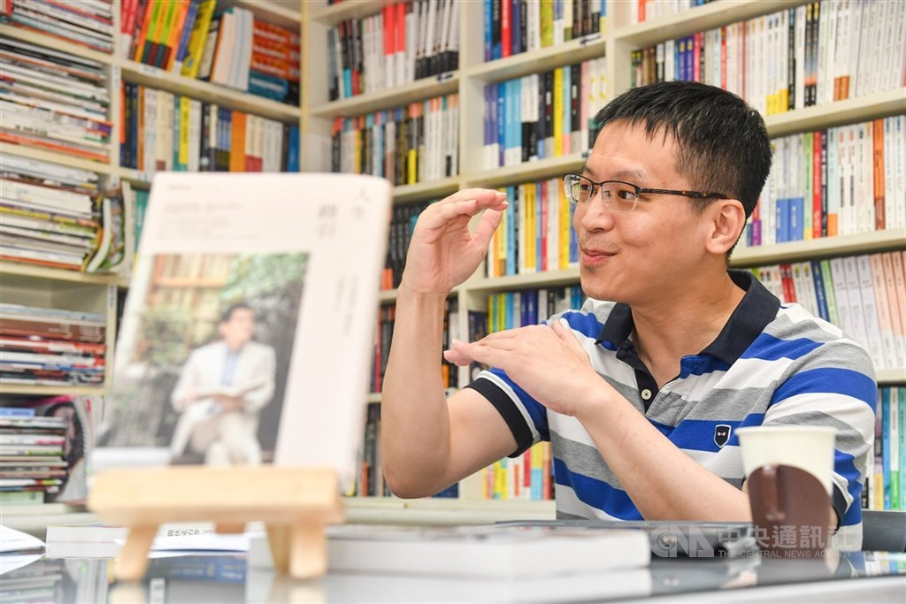 醫師楊斯棓揉合個人閱讀心得及人生經驗,試著用「引路人」的角色分享哪些書擴展了他的視野、增加了他的能力,讓他知道「如何能更有餘裕地面對無法倒退也無法快轉的人生時鐘」;最後這項尤其重要。中央社記者鄭清元攝 109年11月3日