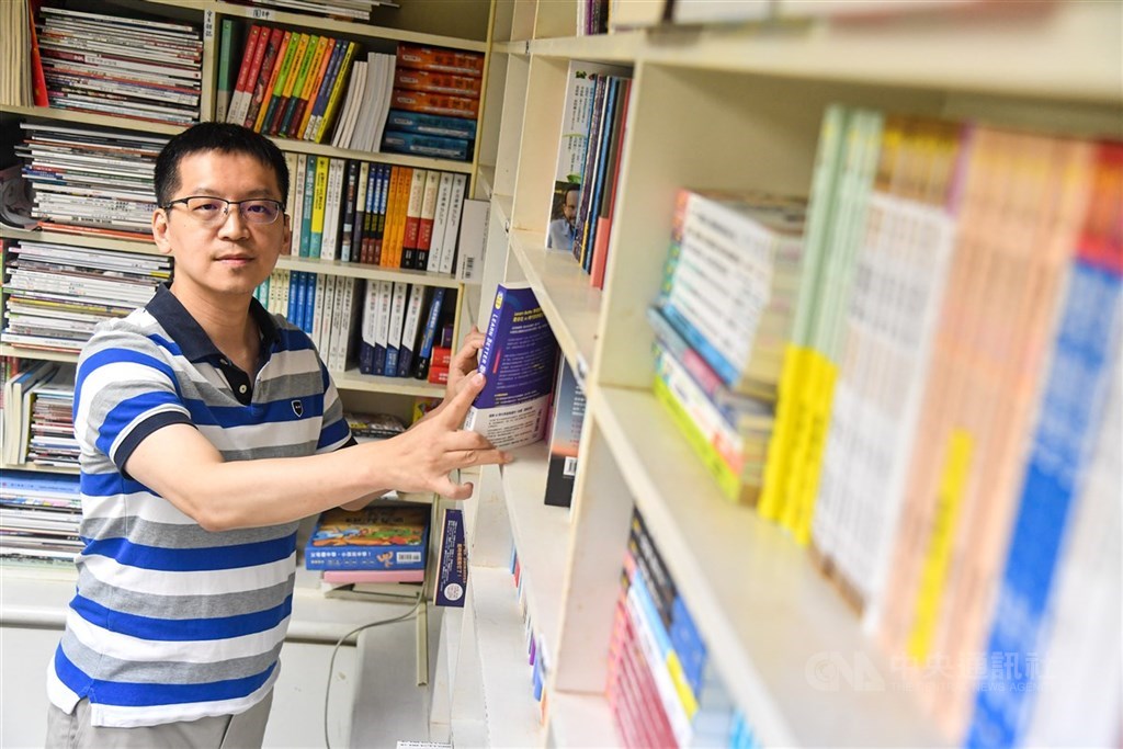 楊斯棓臨危受命接手父親的診所後,闢置一整面牆的書架,讓患者自由取閱,不必登記、不用歸還。中央社記者鄭清元攝 109年11月3日