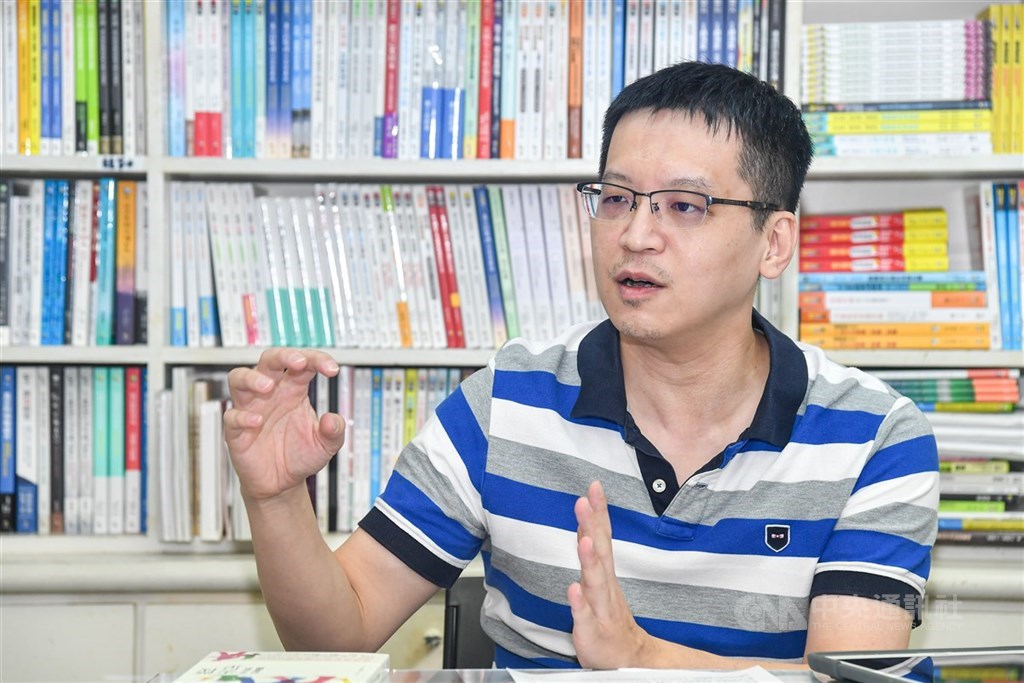 楊斯棓認為人生真正能閱讀的時間少之又少,應該把時間花在更值得的書本上。他舉例說,如果上帝告訴你再看100部電影就會目盲,「你會轉開龍祥電影台,看完100部,自己去跟上帝say hello嗎?不可能嘛!」中央社記者鄭清元攝 109年11月3日