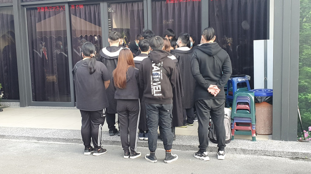 長榮大學外籍女學生遭強擄殺害,遺體3日上午在高雄市立殯儀館入殮火化,女學生同學特地換上學士服送最後一程。中央社記者洪學廣攝 109年11月3日