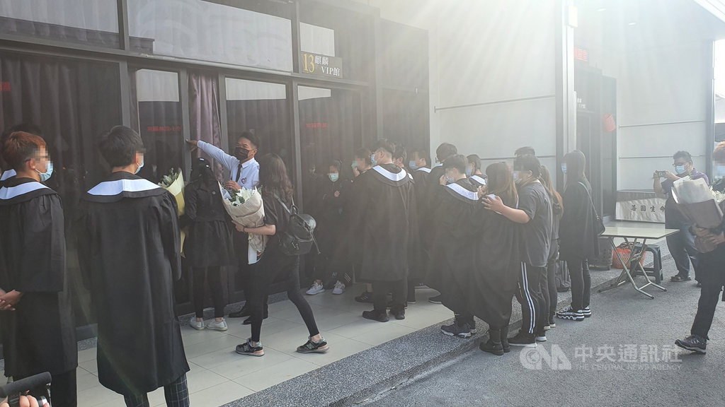 長榮大學外籍女學生遭殺害,女學生父母3日上午趕赴高雄市立殯儀館為愛女入殮舉辦法會,女學生同學們除進入靈堂獻花追思,也換上學士服,象徵參加她的畢業典禮。中央社記者洪學廣攝 109年11月3日