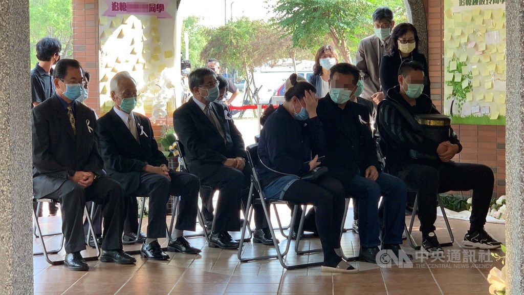 長榮大學外籍女學生遭強擄殺害,女學生父母3日下午帶著女兒骨灰參加校方舉辦的追思會,代替女兒領取畢業證書,幾度激動落淚。中央社記者張榮祥攝 109年11月3日