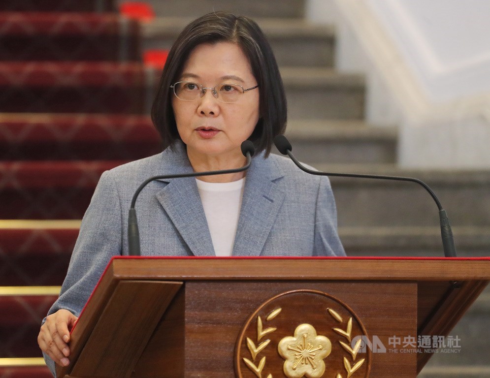 總統蔡英文3日上午與行政院長蘇貞昌電話聯繫,指示蘇貞昌帶領包括內政部、教育部、警政署等相關單位,與地方政府就校園及周邊環境安全徹底盤點。(中央社檔案照片)