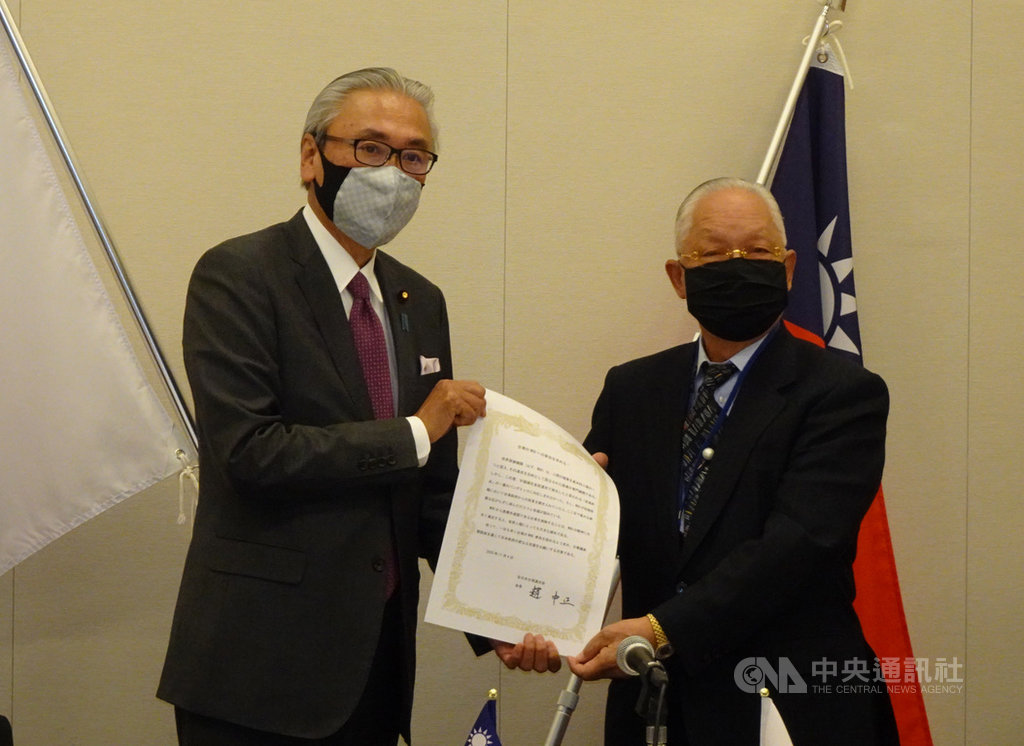 日本跨黨派國會議員組成的「日華議員懇談會」4日開會討論支持台灣參與世界衛生大會。旅日的僑界領袖趙中正(右)等人向日華議員懇談會會長古屋圭司(左)提交陳請書,盼日本政府為台灣發聲。中央社記者楊明珠東京攝 109年11月4日