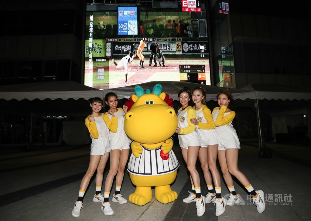中華職棒7戰4勝制總冠軍戰(台灣大賽)第4戰在台南打得如火如荼,台北中國信託金融園區4日晚間也舉辦直播派對,吸引民眾到場觀賽,現場也邀請中信兄弟專屬啦啦隊Passion Sisters畇二(左起)、貴貴、小安、笑笑與松鼠帶動加油氣氛。中央社記者張新偉攝 109年11月4日