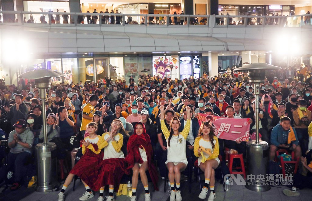 中華職棒7戰4勝制總冠軍戰正如火如荼進行中,台北中國信託金融園區4日晚間舉辦直播派對邀球迷前來為選手打氣,現場滿是人潮,連2樓空橋走道處都有球迷聚集。中央社記者張新偉攝 109年11月4日