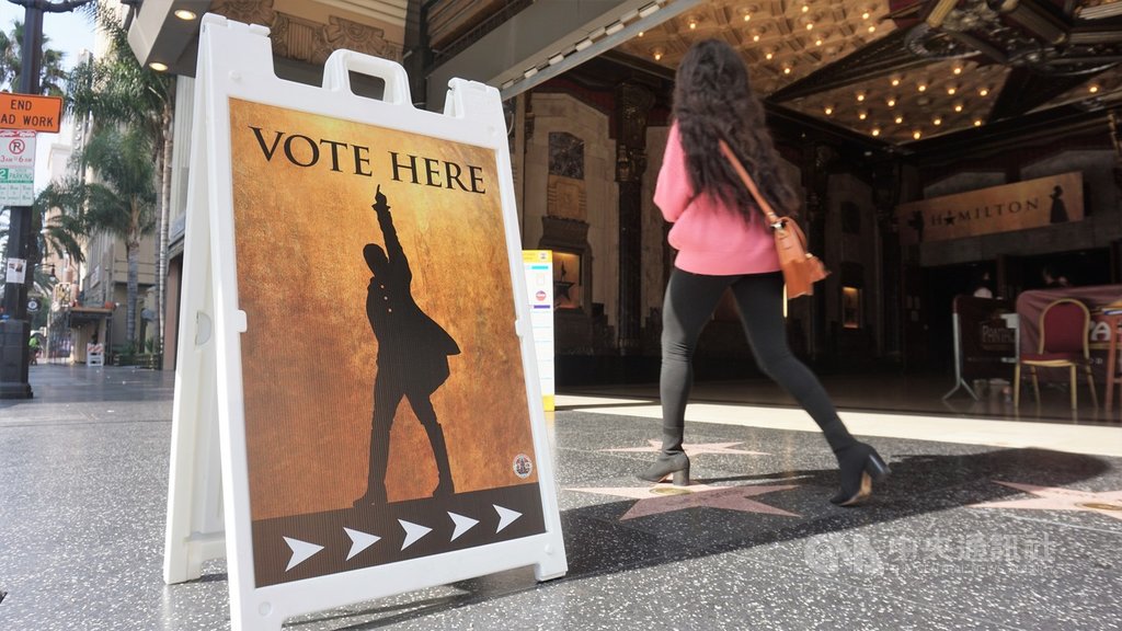 美國總統大選3日投票，洛杉磯的好萊塢星光大道上，90年歷史的潘塔吉斯劇院（Pantages Theatre）設置投票所，以音樂劇「韓密爾頓」（Hamilton）的形象為招牌。中央社記者林宏翰洛杉磯攝 109年11月4日