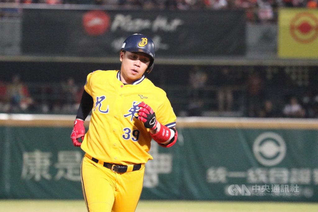 台灣大賽4日進行第4戰,中信兄弟靠著詹子賢(圖)一棒轟出3分砲,終場以6比3擊敗統一獅,取得聽牌優勢,前幾場沒有表現的詹子賢說:「壓力釋放了。」(中信兄弟提供)中央社記者楊啟芳傳真 109年11月4日
