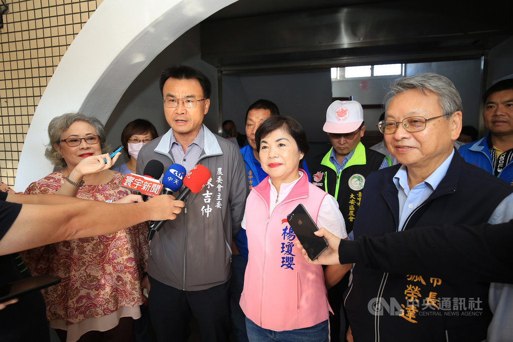 對於台北市議會通過自治條例修正案要求豬肉零檢出萊克多巴胺,農委會主委陳吉仲(前左2)5日受訪時表示,只規範萊豬,沒規範到美牛,充滿許多矛盾。中央社記者郝雪卿攝 109年11月5日