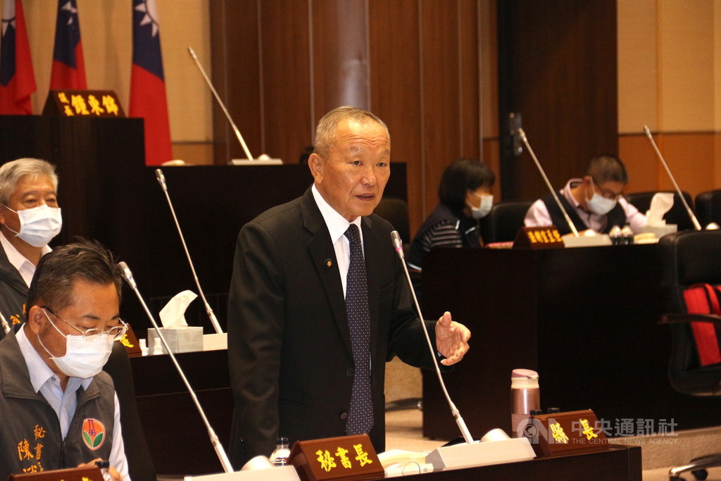 面對萊豬即將開放進口,苗栗縣長徐耀昌(中)5日在議會答詢時表示,縣府將配合議會提案修正縣內自治條例規範萊劑零檢出,若再遭中央以「抵觸母法」為由退回,有必要提出釋憲。中央社記者管瑞平攝 109年11月5日