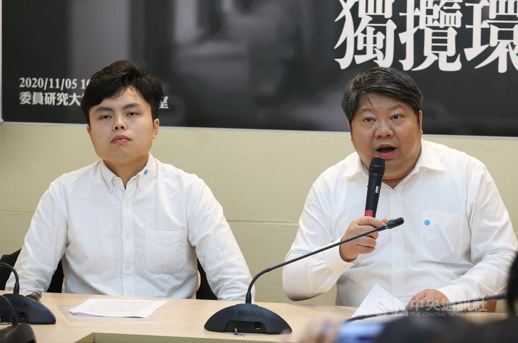 經濟民主連合智庫召集人賴中強(右)5日表示,國內最大網路旅行社易遊網旅行社為易遊網公司子公司,但易遊網公司董事會由中國攜程網所控制,是中資違法在台灣經營旅行社,經濟部應徹查,並依法命其撤資。中央社記者謝佳璋攝 109年11月5日