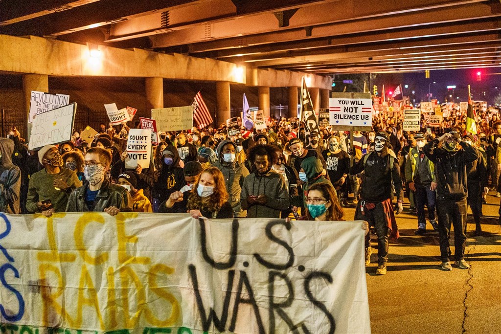 美國總統大選結果膠著，引發全美許多城市4日出現示威活動，在明尼阿波利斯有示威者封鎖交通，數人遭逮捕。（法新社）
