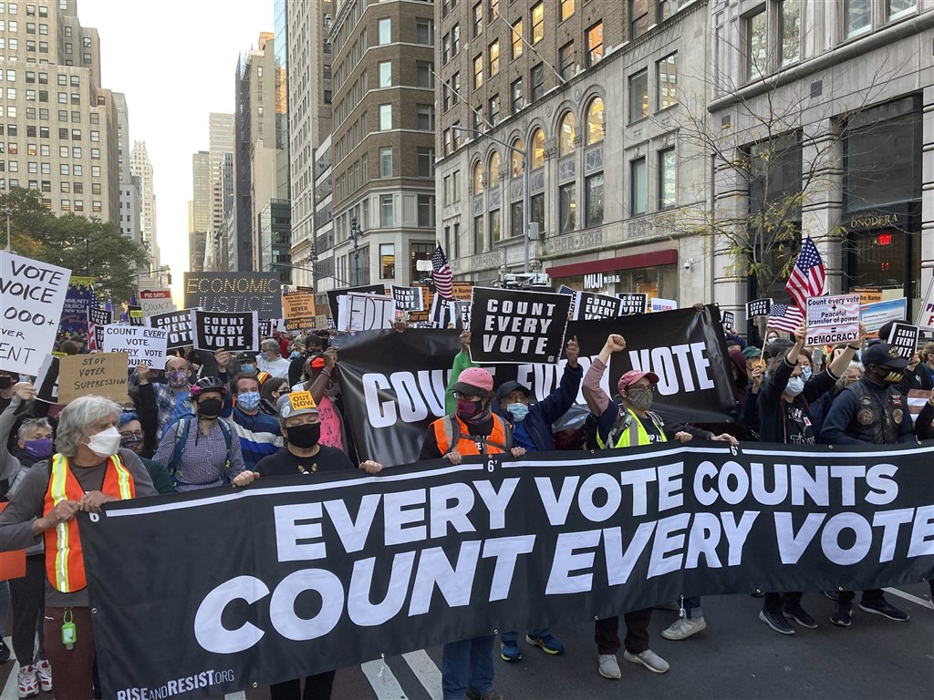 美國總統大選計票作業緊繃，數以千計民主黨候選人拜登支持者4日在紐約遊行，要求每一票都要計算。（美聯社）