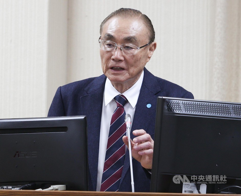 動保團體近期發起連署要求停止「綿羊剃毛秀」,國民黨立委洪孟楷質詢退輔會表示應該要詢問羊的意願,對此退輔會主委馮世寬回應「不需要」。中央社記者謝佳璋攝 109年11月5日
