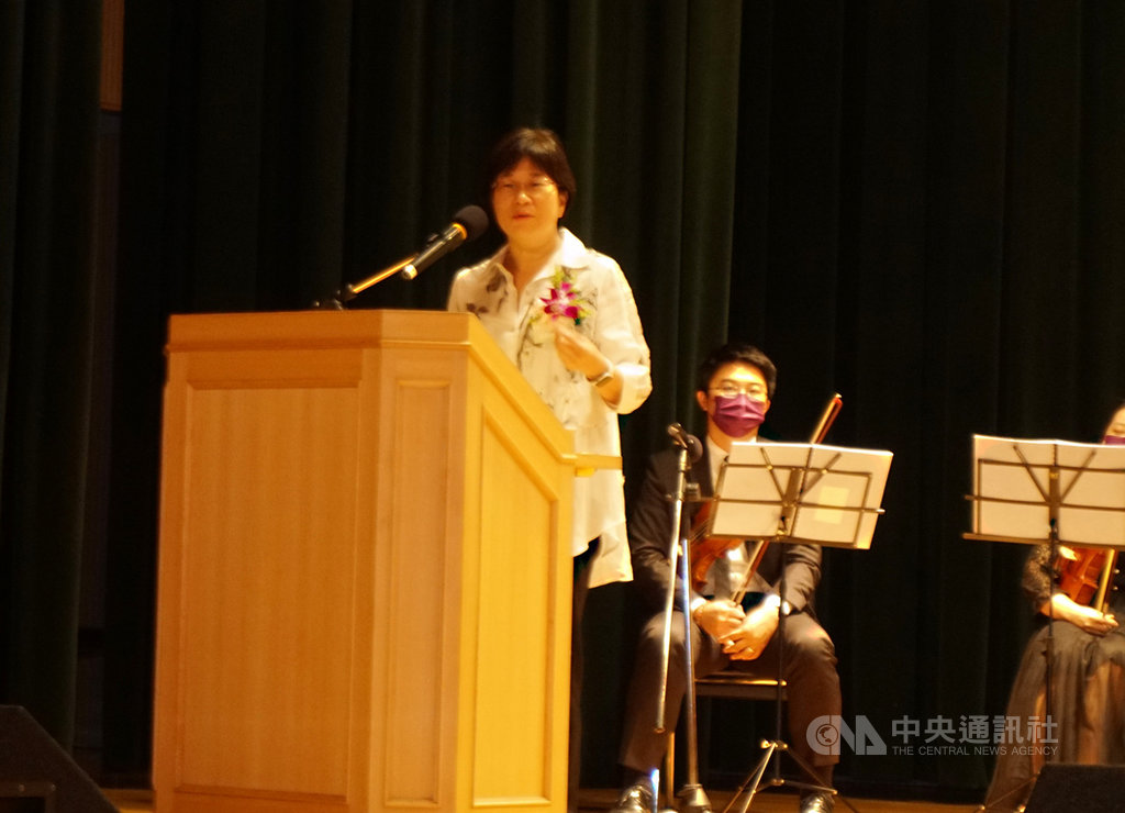 2020第16屆林榮三文學獎7日頒獎,散文獎決審委員林黛嫚(中)致詞表示,評審們在討論後決定,讓文學回歸文學,若在作品中表現出的個人品味、寫出的所生所感,用特殊形式讓作品達到藝術高度,那不管是新人或寫手、不管抱著什麼心態參賽,「我們都應該讓文學用最好的形式來展現。」中央社記者陳秉弘攝 109年11月7日