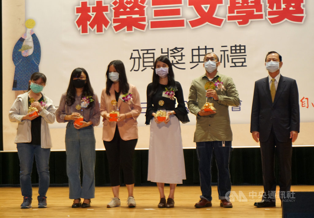 2020第16屆林榮三文學獎7日在台北舉辦頒獎典禮,短篇小說獎由林楷倫(右2)以作品「雪卡毒」奪下首獎,故事描寫漁船及漁工生活。中央社記者陳秉弘攝 109年11月7日