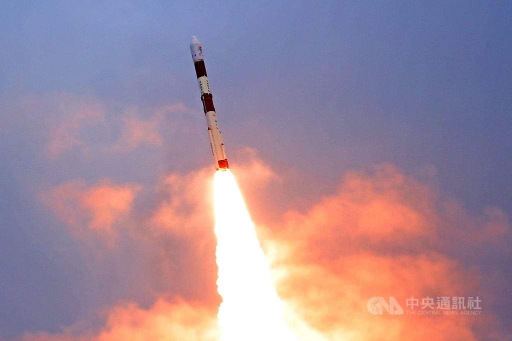 武漢肺炎疫情爆發導致印度太空任務中斷多時,印度太空研究組織7日執行今年的首次太空任務,成功發射搭載10顆衛星的C49極軌衛星運載火箭升空。(印度太空研究組織提供)中央社記者康世人新德里傳真 109年11月7日