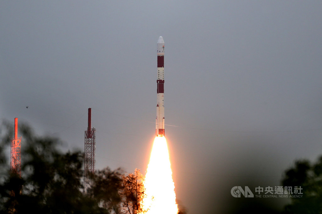 印度太空研究組織7日執行今年首次太空任務,C49極軌衛星運載火箭在倒數結束後,下午3時12分順利發射升空。(印度太空研究組織提供)中央社記者康世人新德里傳真 109年11月7日