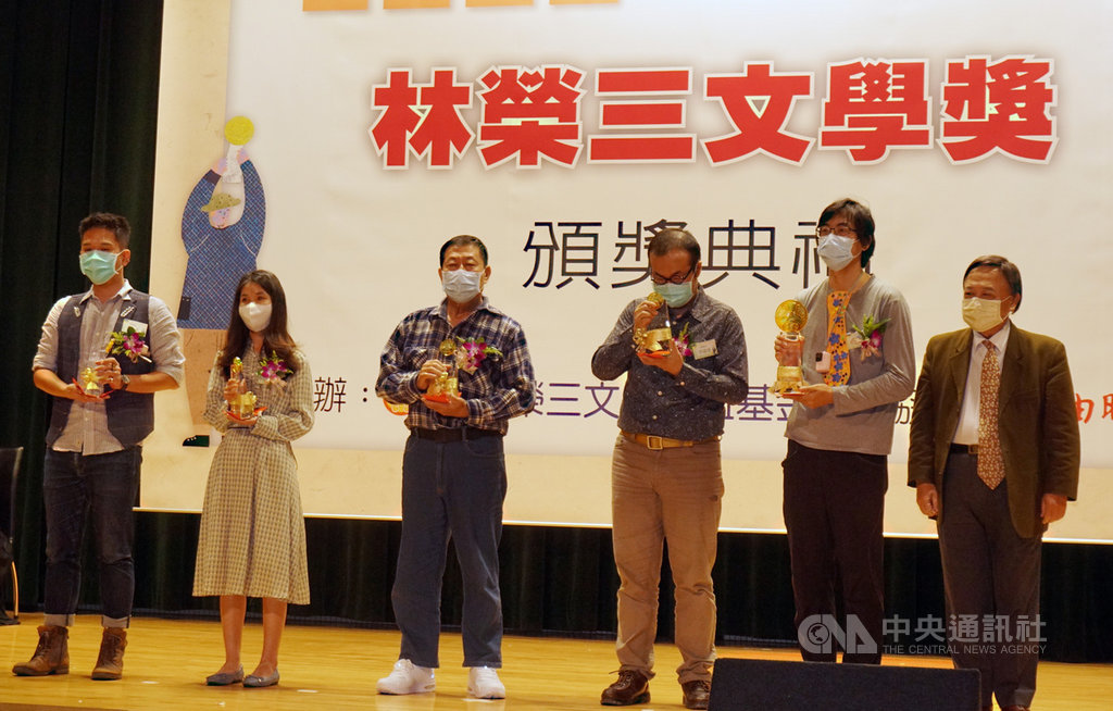 2020第16屆林榮三文學獎頒獎典禮7日在台北舉行,散文獎首獎由騙人小鬼愛阿布(右2)以「格列佛」獲獎,內容描寫他為人父後,照顧小孩導致壓力過大的歷程。中央社記者陳秉弘攝 109年11月7日