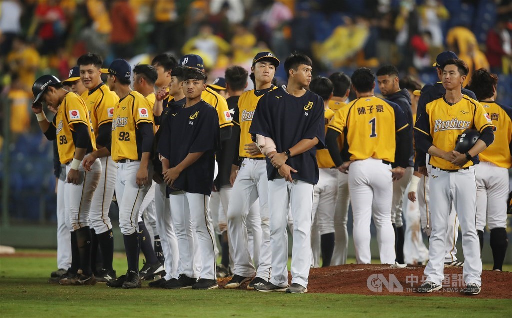 中職7戰4勝制台灣大賽7日在台中洲際棒球場進行第6戰,中信兄弟隊終場以1比12在主場慘敗,系列賽比數也被追平,賽後選手難掩落寞。中央社記者張新偉攝 109年11月7日