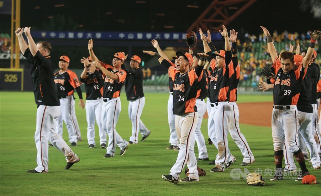 中職7戰4勝制台灣大賽持續展開,統一獅隊7日第6戰成功扳平戰局,以12比1擊退中信兄弟隊,雙方將於8日第7戰一決勝負。賽後獅隊選手到外野開心與球迷跳舞慶祝。中央社記者張新偉攝 109年11月7日
