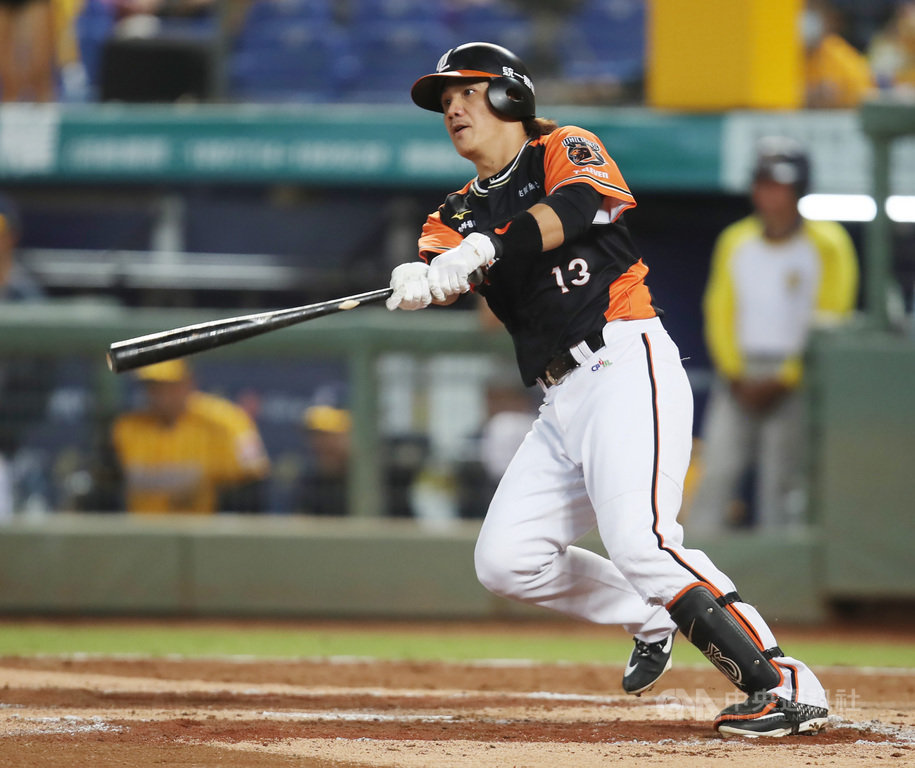 中職7戰4勝制台灣大賽第6戰,7日將在台中洲際棒球場開打,統一獅隊背水一戰,老經驗野手陳鏞基回到先發打序中、守三壘扛4棒。圖為陳鏞基109年11月1日出賽畫面。中央社記者張新偉攝 109年11月7日
