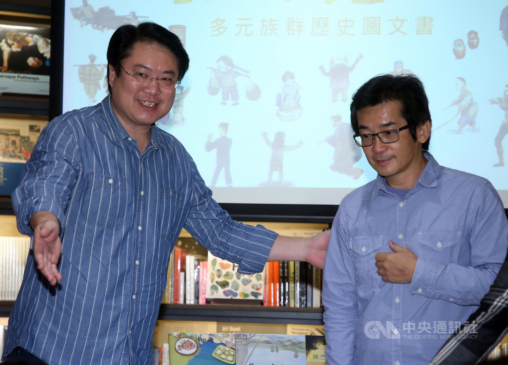 基隆市文化局推出的「誰來基隆」系列繪本新書發表會8日在誠品生活松菸店舉行,主辦單位邀請導演魏德聖(右)與基隆市長林右昌(左)對談,和民眾分享對台灣土地歷史、人文記憶的不同觀點。中央社記者鄭傑文攝 109年11月8日