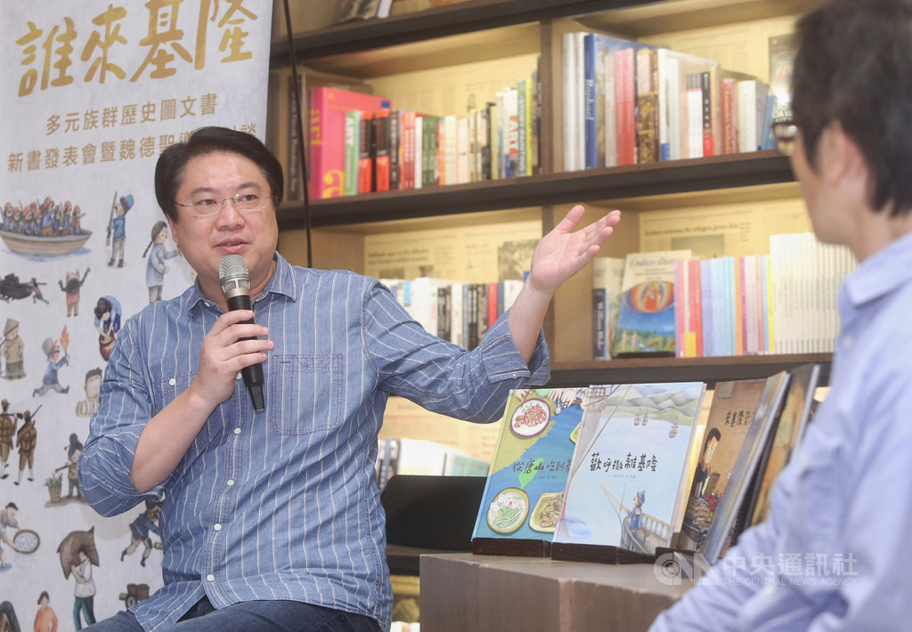 基隆市文化局推出的「誰來基隆」系列繪本新書發表會8日在誠品生活松菸店舉行,基隆市長林右昌(左)在對談中說明對基隆的規劃。中央社記者鄭傑文攝 109年11月8日