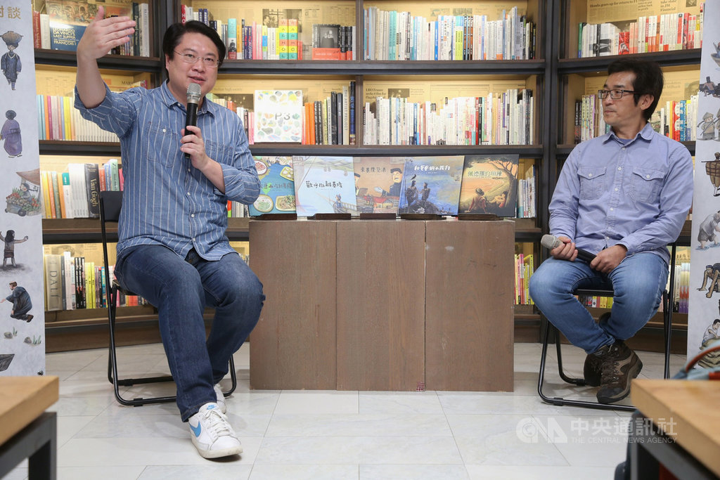 基隆市文化局推出的「誰來基隆」系列繪本新書發表會8日在誠品生活松菸店舉行,基隆市長林右昌(左)、導演魏德聖(右)對談。中央社記者鄭傑文攝 109年11月8日
