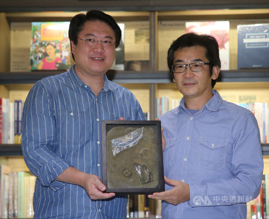 基隆市文化局推出的「誰來基隆」系列繪本新書發表會8日在誠品生活松菸店舉行,基隆市長林右昌(左)贈送紀念品給導演魏德聖(右)。中央社記者鄭傑文攝 109年11月8日