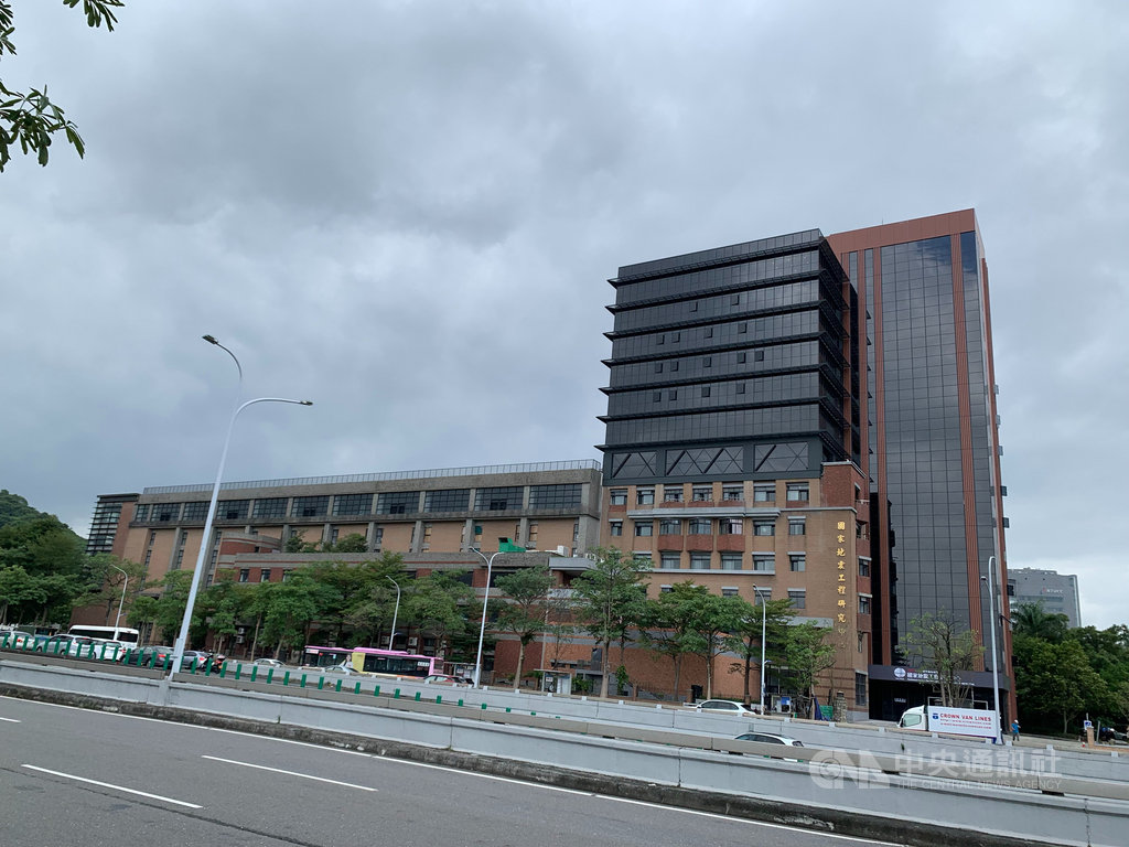 國研院國震中心9日舉行大樓增建捐贈暨啟用典禮,不僅讓大樓「長高、長胖」,也導入地震預警與結構安全監測系統,變身成為耐震智慧建築。(國研院提供)中央社記者蘇思云傳真 109年11月9日