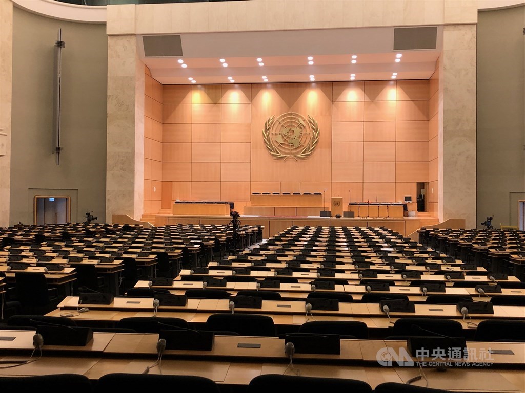 WHA進入第2天會議,2020年委員會主席竟以與議程無關為由,在友邦發言時2度直接「卡畫面」。圖為2019年WHA會場。(中央社檔案照片)