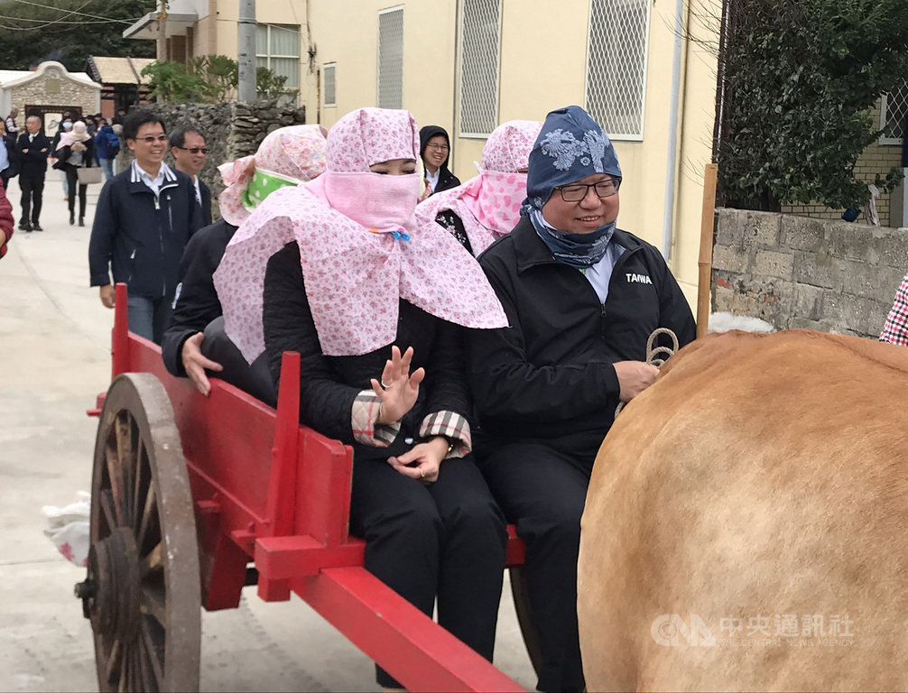 桃園市長鄭文燦(前右)等一行10日走訪澎湖南寮農村,了解當地社造成果,搭乘牛車展開農村巡禮等。中央社 109年11月10日