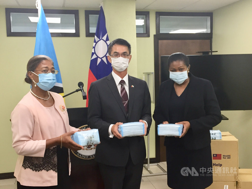 駐聖露西亞大使陳家彥(中)代表北美洲台灣商會聯合總會捐贈3萬片醫療用口罩,協助聖露西亞當地防疫。聖露西亞衛生福利部長艾薩克(左)及第二外長佛拉德波布倫(右)代表接受。(聖露西亞大使館提供)中央社記者江今葉華盛頓傳真 109年11月10日