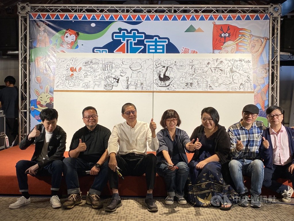 漫畫家敖幼祥(左3)創作40週年舉行特展,邀請各具風格的本土漫畫家共同展出作品,10日舉行記者會。中央社記者李先鳳攝 109年11月10日